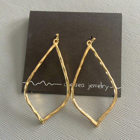 NEW Goldtone Earrings - Picture 1 of 4